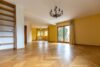 Modernisiertes Mehrfamilienhaus mit 3 Wohneinheiten, Doppelgarage & großem Grundstück - Wohnzimmer